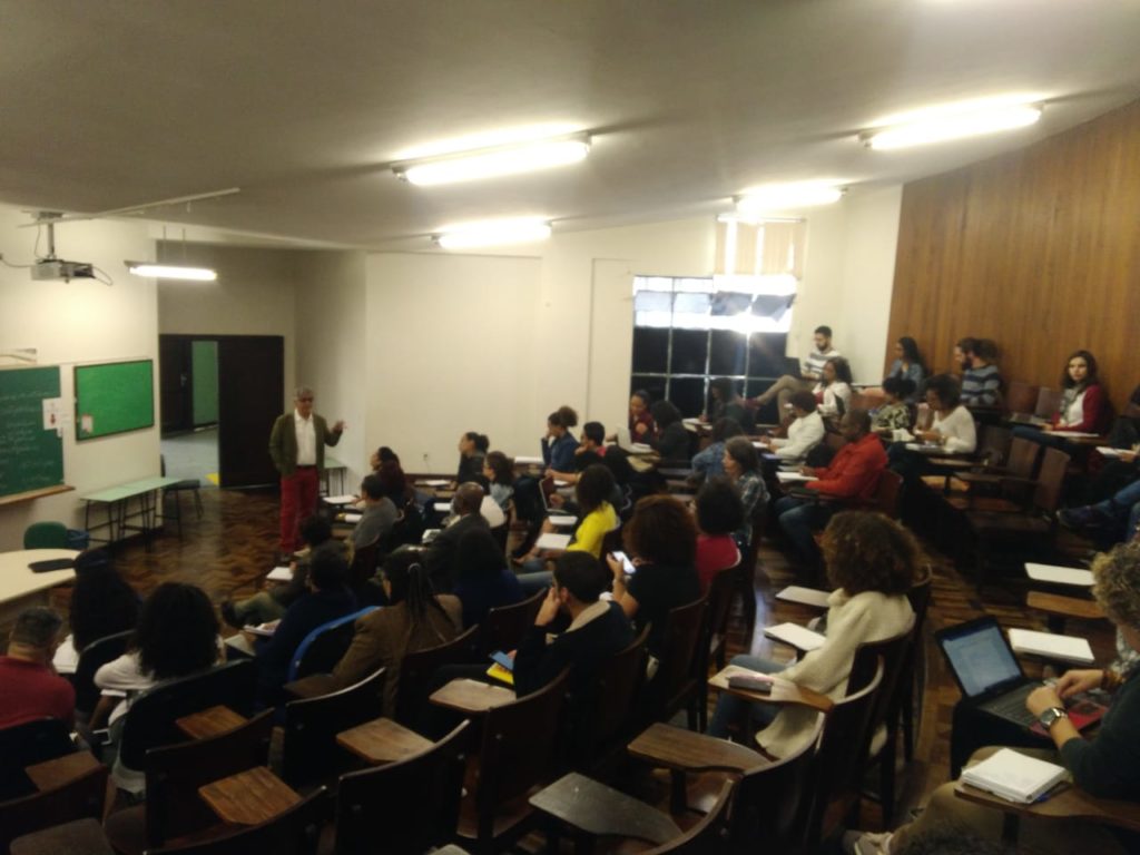 Sala de aula dom estudantes do pró-pós e o prof. Paulo Vinícius Baptista da Silva. Pré-Pós 2019.